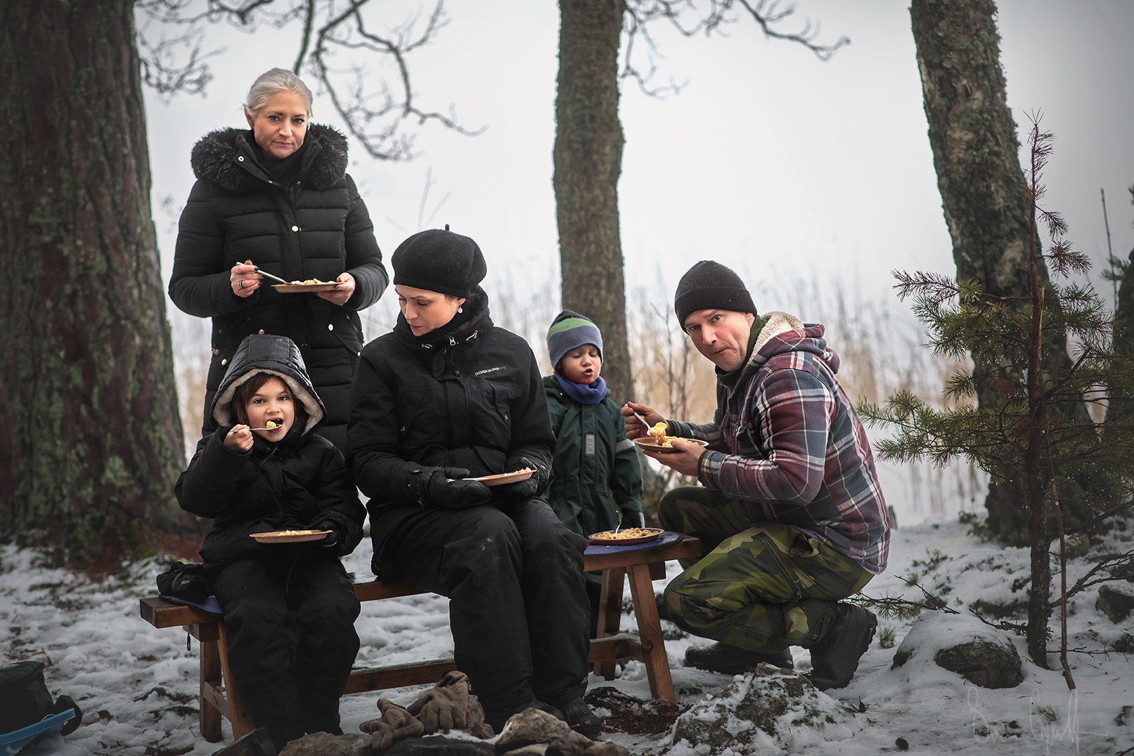 familj äter mat utomhus på vintern