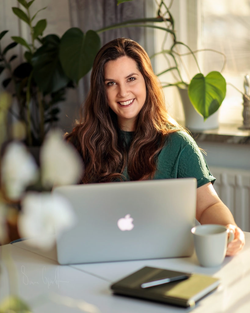 kvinnlig företagare sitter vid en dator och berättar om sin resa till att starta eget