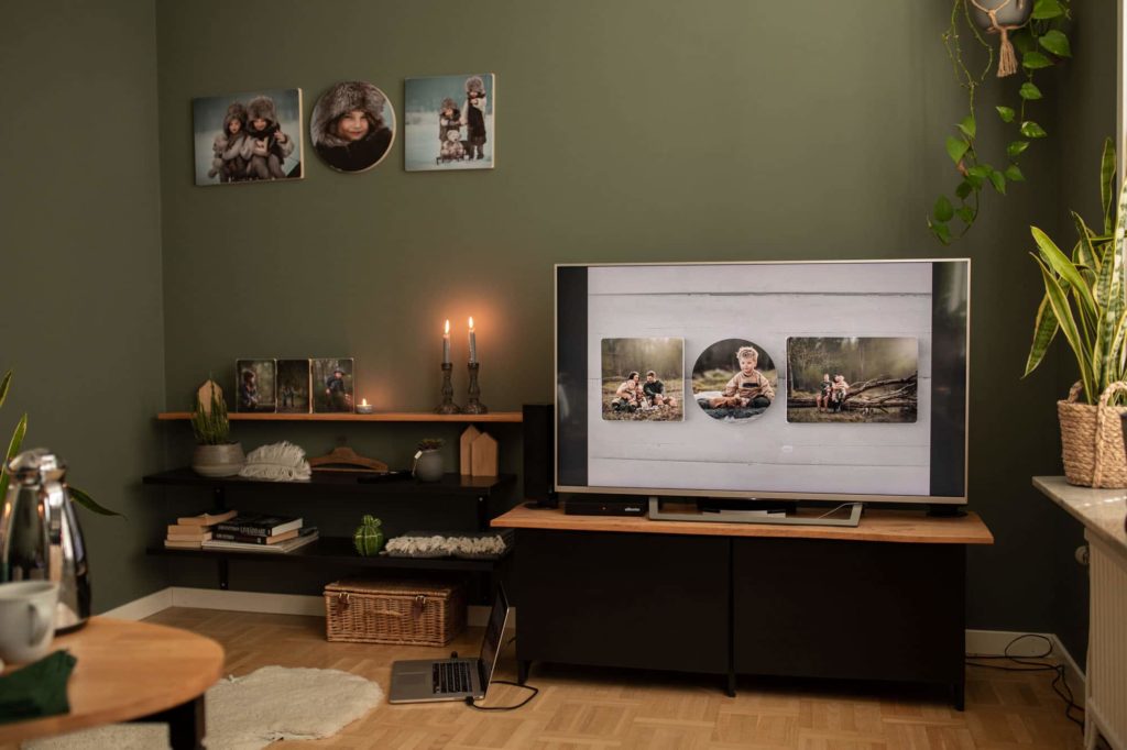 Förslag på fotokollage för en familjefotografering visas på tv.